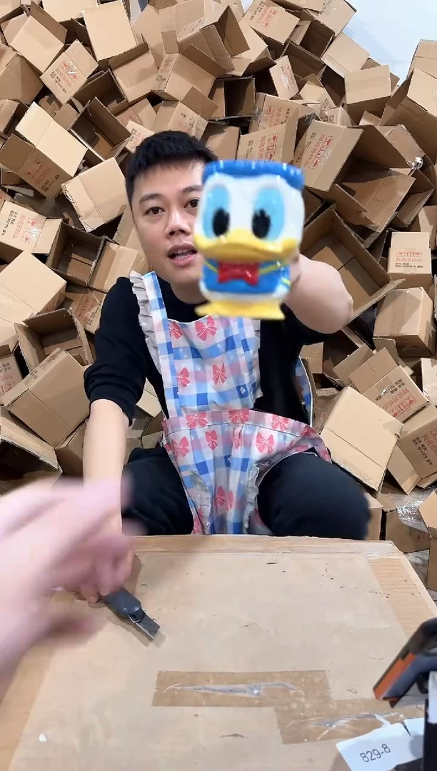 瓷片Q版唐老鸭全身杯