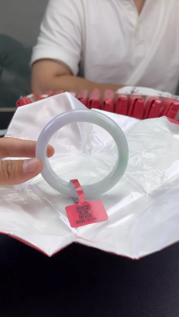 翡翠手镯未镶嵌翡翠手镯