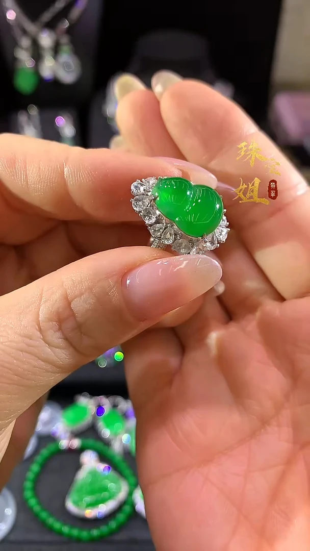 18K金镶嵌戒指翡翠戒指