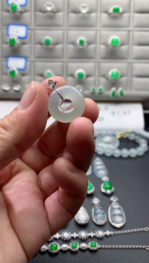 颈饰18K金镶嵌翡翠18K翡翠