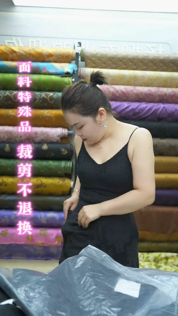 无纺布29号黑色丝毛浮雕裤子L