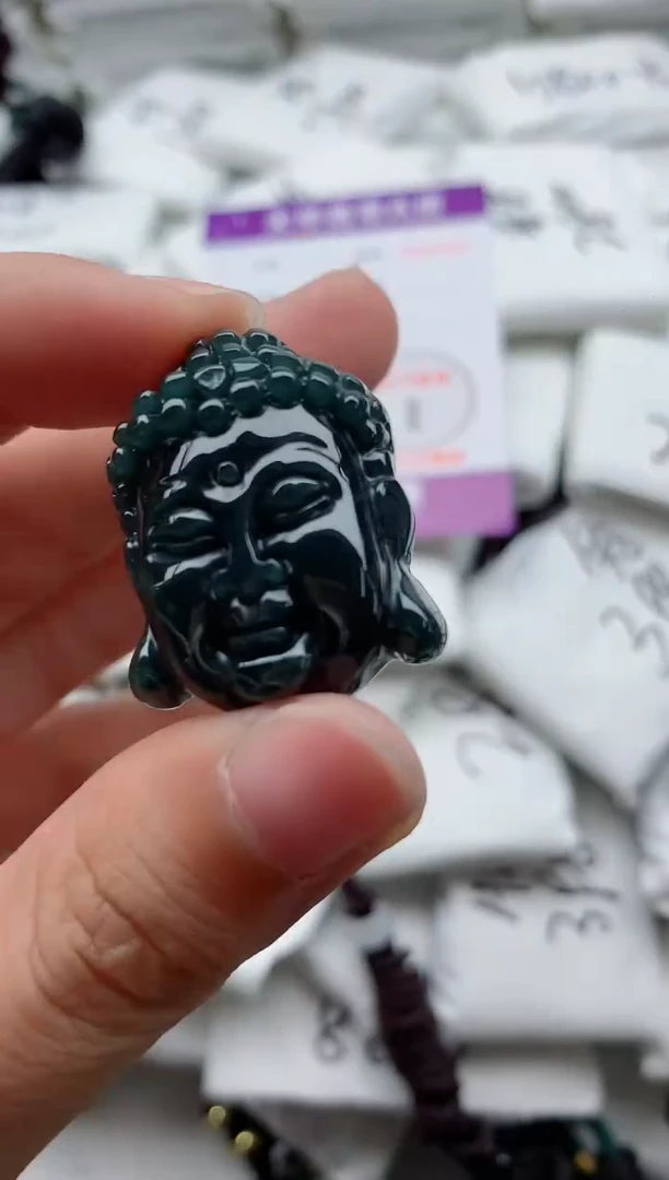 翡翠未镶嵌颈饰·