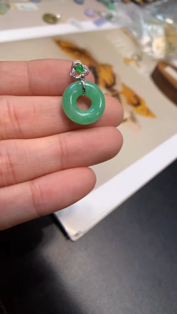 颈饰18K金镶嵌翡翠甜甜圈