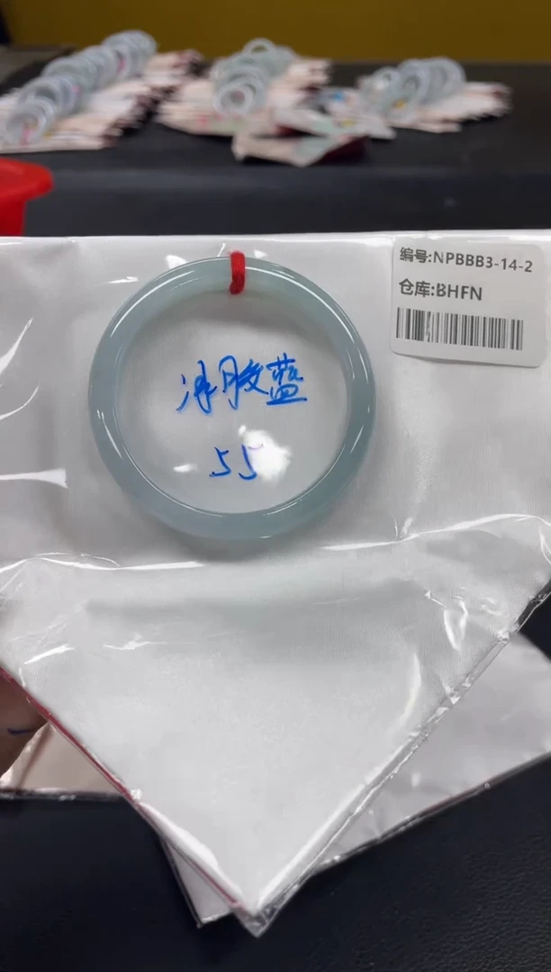 翡翠手镯未镶嵌翡翠手镯