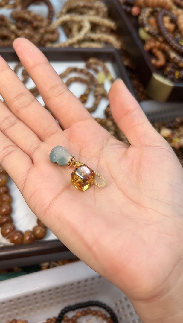 琥珀吊坠(赠链)未镶嵌一**夏蹲子1个方糖1克25的3通一个18