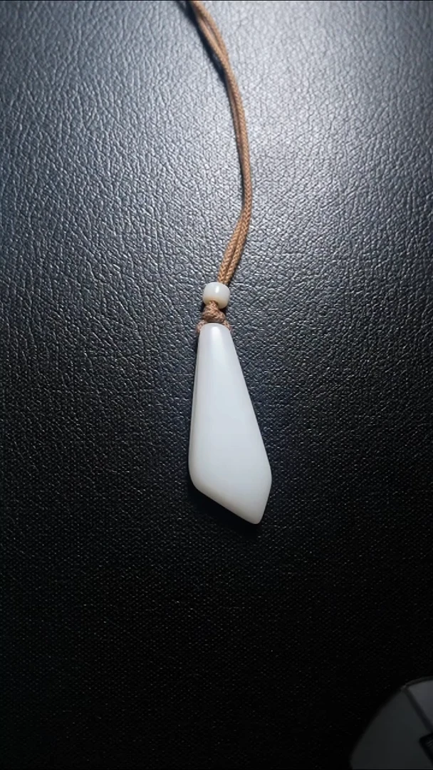 颈饰未镶嵌和田玉吊坠