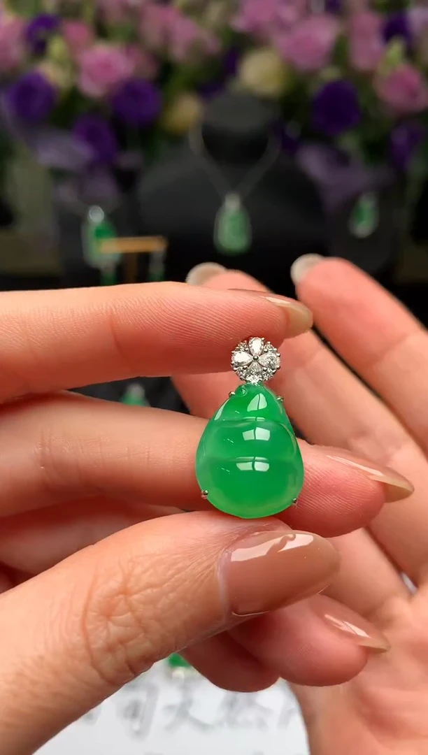 颈饰18K金镶嵌翡翠福豆