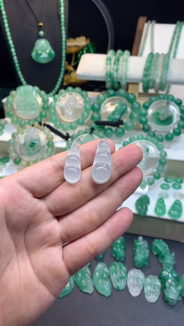 吊坠(不含链)未镶嵌石英质玉（非洲翠）福豆（两件发其一）