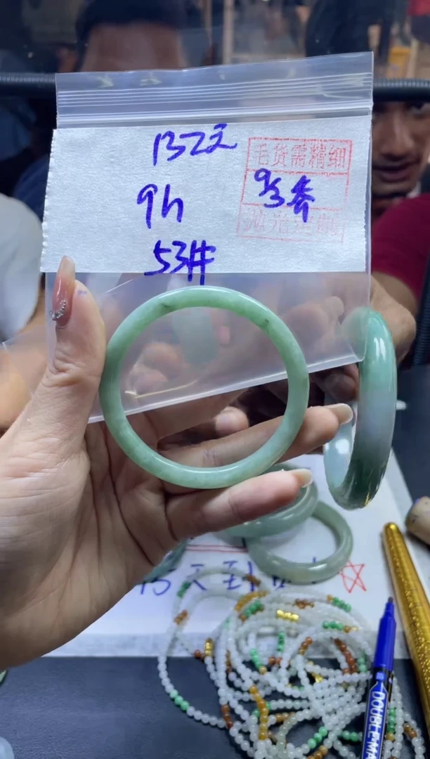 【闪购商品】定制翡翠未镶嵌 q h+手镯53#132元 毛货细抛光