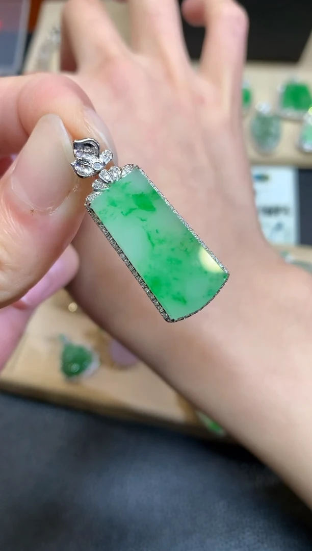 【闪购商品】翡翠颈饰18K金镶嵌无事牌【无服务费】