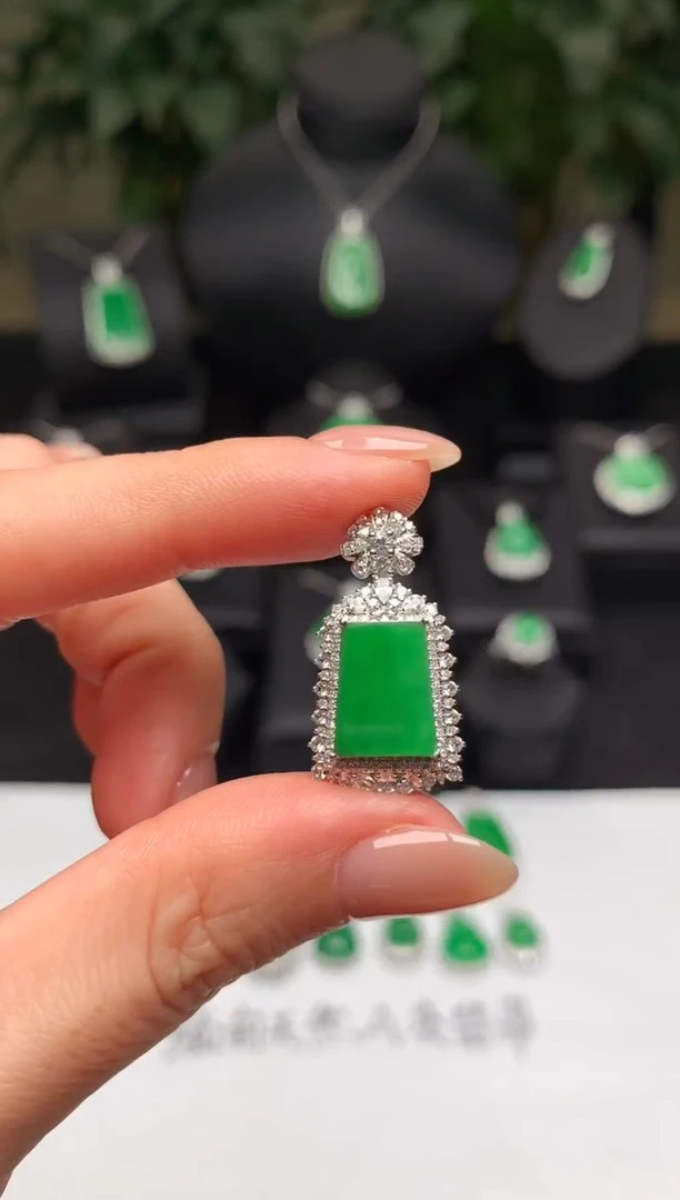 颈饰18K金镶嵌翡翠无事牌