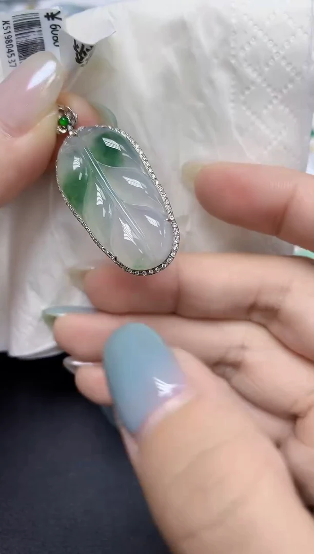 翡翠18K金镶嵌颈饰天然缅甸翡翠A货