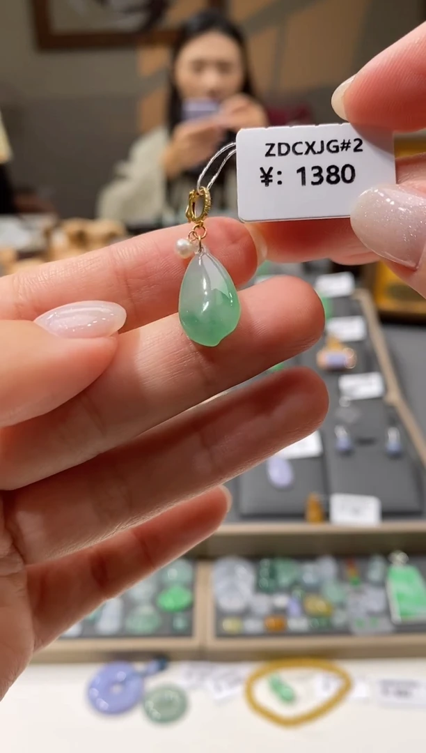 颈饰18K金镶嵌翡翠福瓜