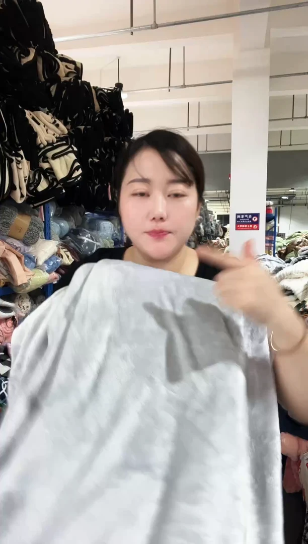 混纺主播手上展示的产品