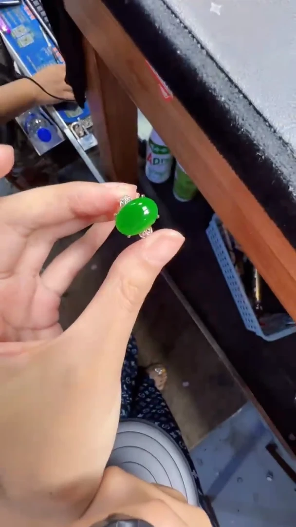 未镶嵌定制翡翠翡翠A货有轻微色差属于正常现象，戒指多样性发货1