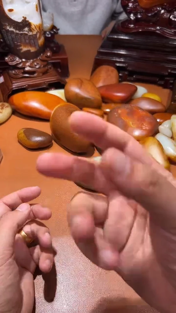 未镶嵌和田玉把件乡**。和田玉