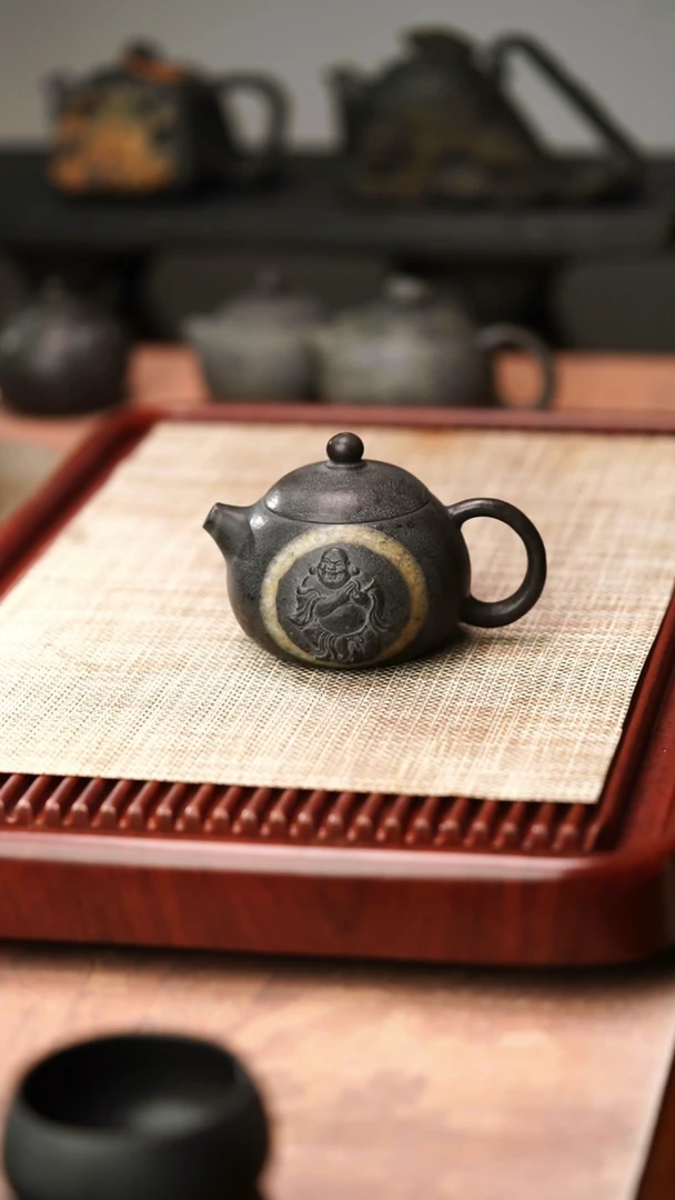 归玉堂冰碛岩重工雕刻俏色西施壶230cc