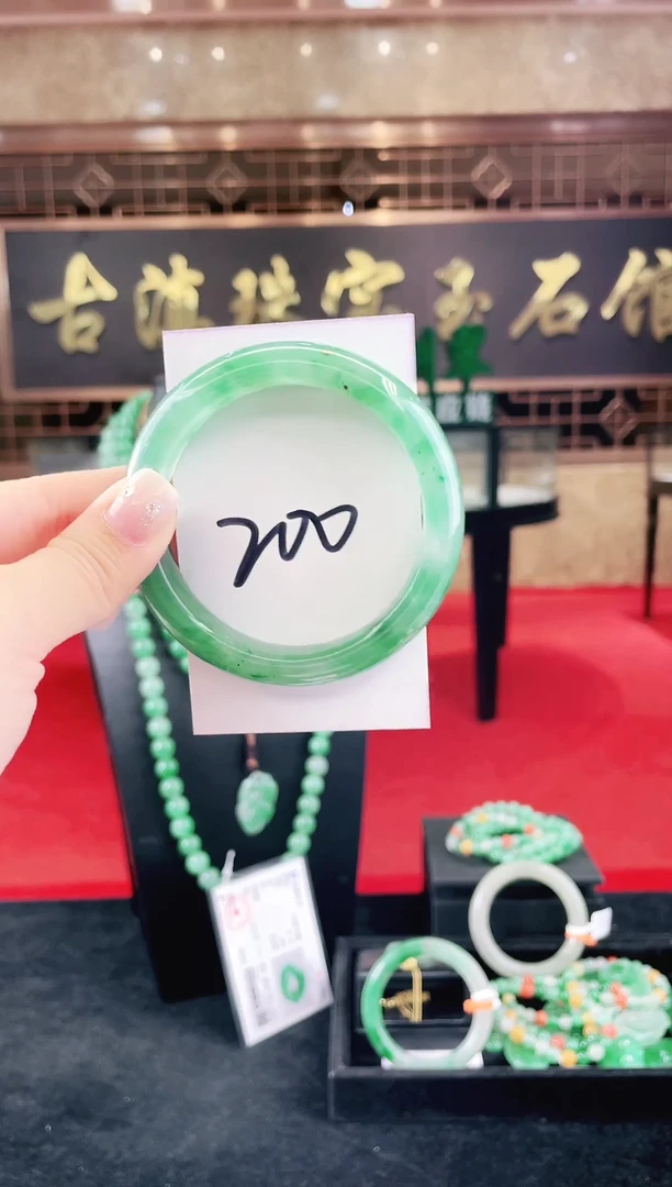未镶嵌手镯石英质玉（非洲翠）微瑕一经发货运费不退介意勿拍