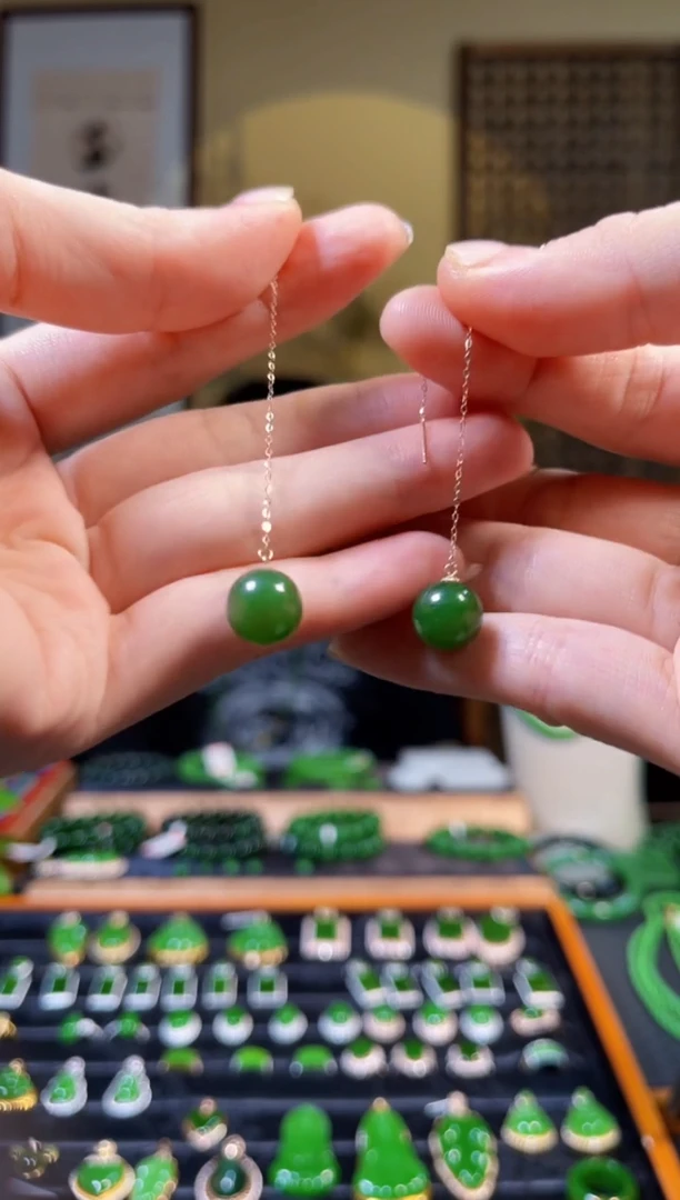 颈饰18K金镶嵌和田玉（碧玉）±10mm辣阳绿单珠耳饰一对