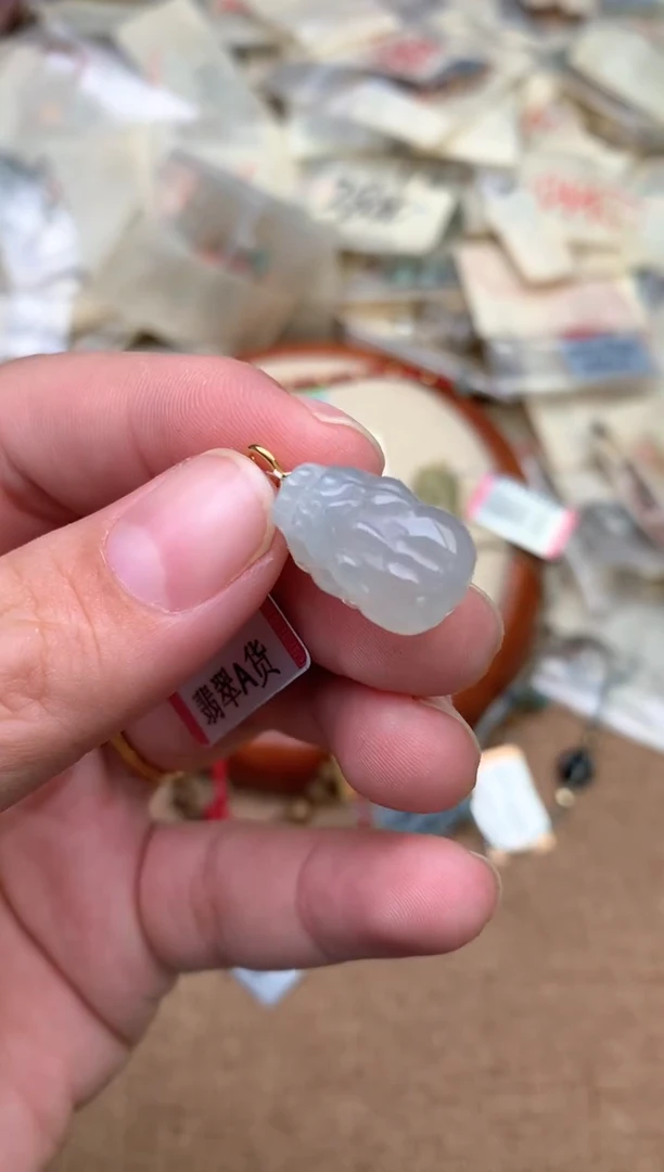 18K金镶嵌挂件翡翠一