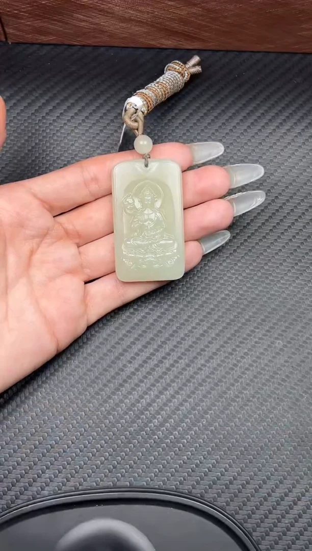 吊坠(赠链)未镶嵌和田玉且末微色差迪克兰一细吊坠