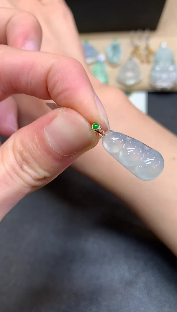 【闪购商品】翡翠颈饰18K金镶嵌福豆【无服务费】