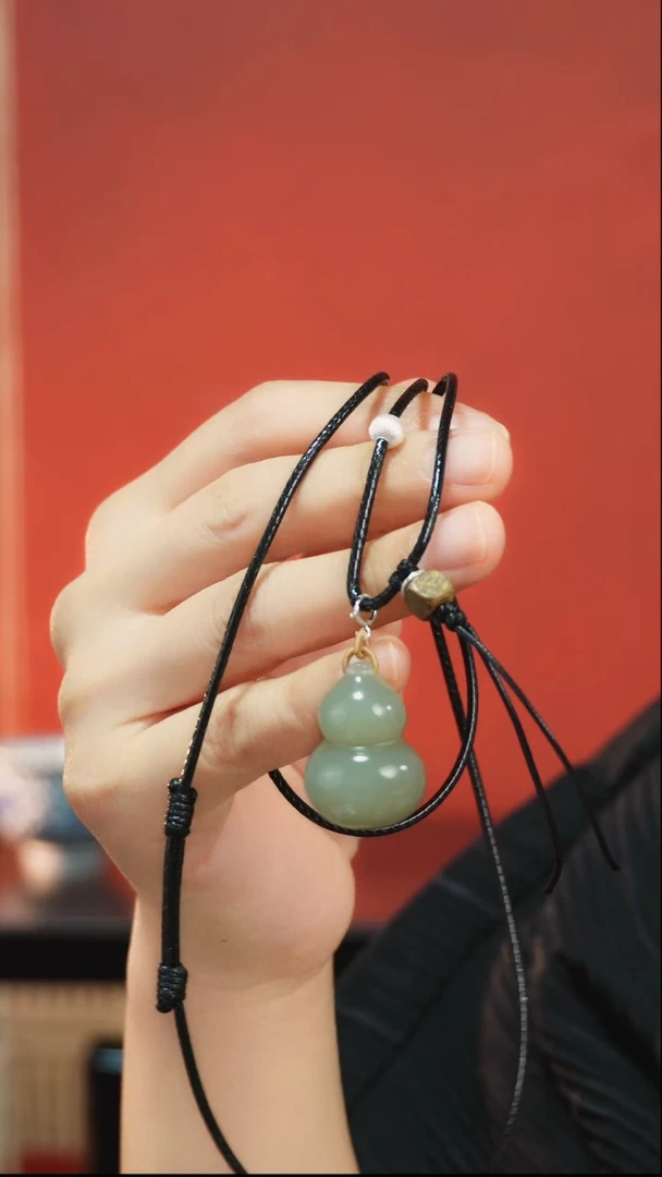 颈饰未镶嵌和田玉吊坠