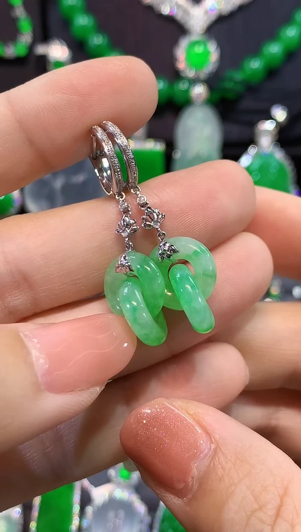 18K金镶嵌翡翠耳饰耳包