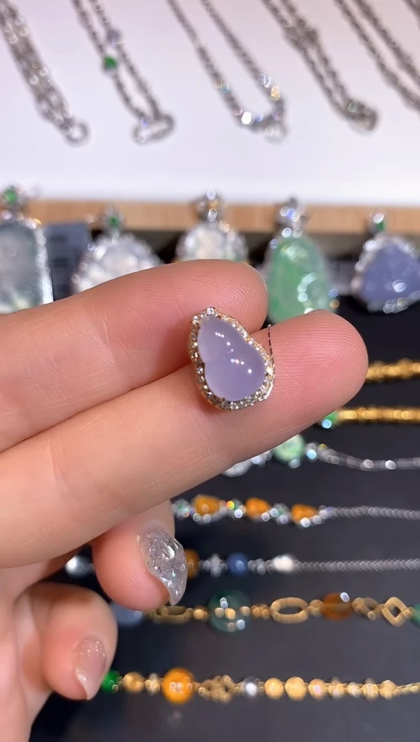 颈饰18K金镶嵌翡翠吊坠