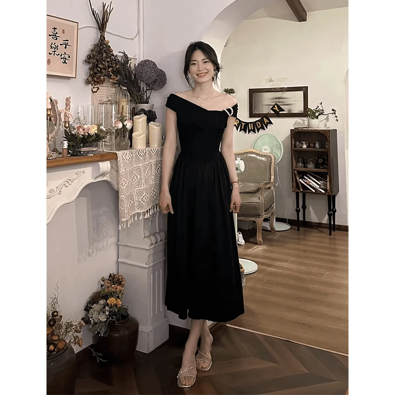 MARIE.COCO法式轻奢斜肩不规则连衣裙女夏季新款设计感气质长裙子