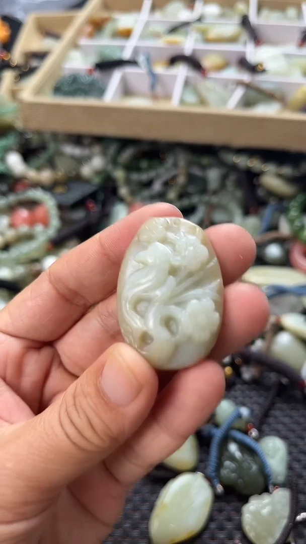 和田玉未镶嵌颈饰（多样性发一件）没有证书有瑕