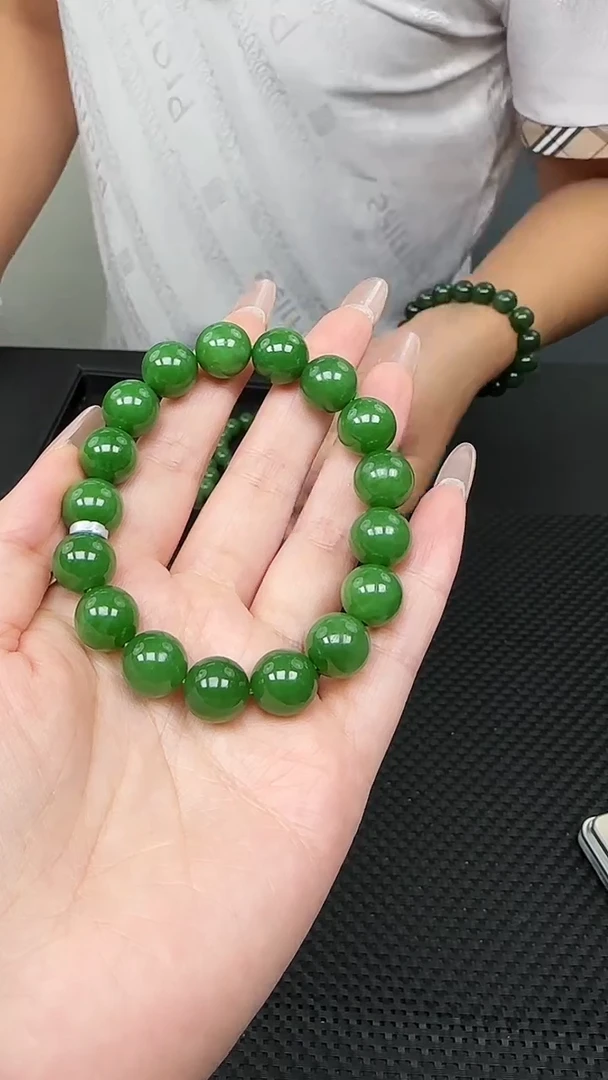 未镶嵌手串和田玉一条，约12mm，多样性发一件