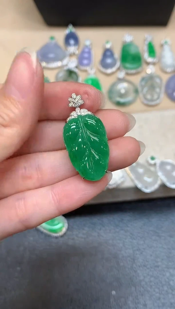 颈饰18K金镶嵌翡翠树叶【无服务费