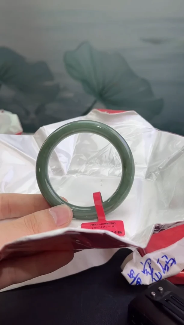 翡翠手镯未镶嵌翡翠手镯