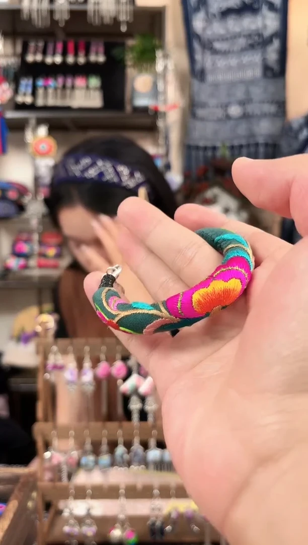 织绣女****志民族风非遗老绣饰品660