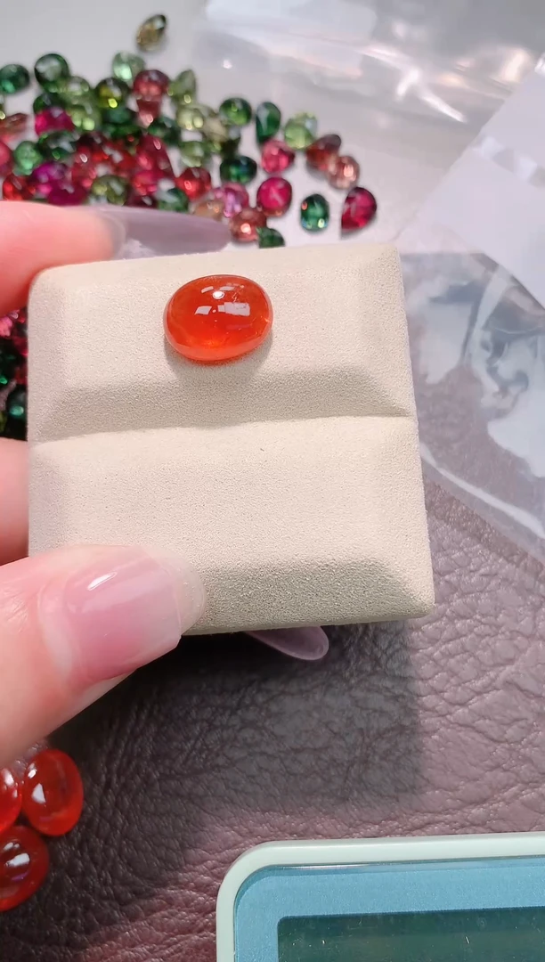 未镶嵌珠宝半成品石榴石（芬达石）8.48ct