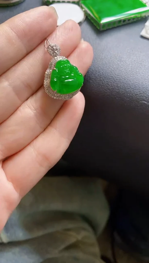 翡翠18K金镶嵌颈饰佛