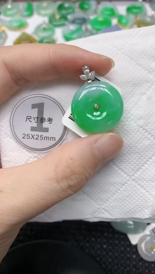 翡翠18K金镶嵌颈饰111111111