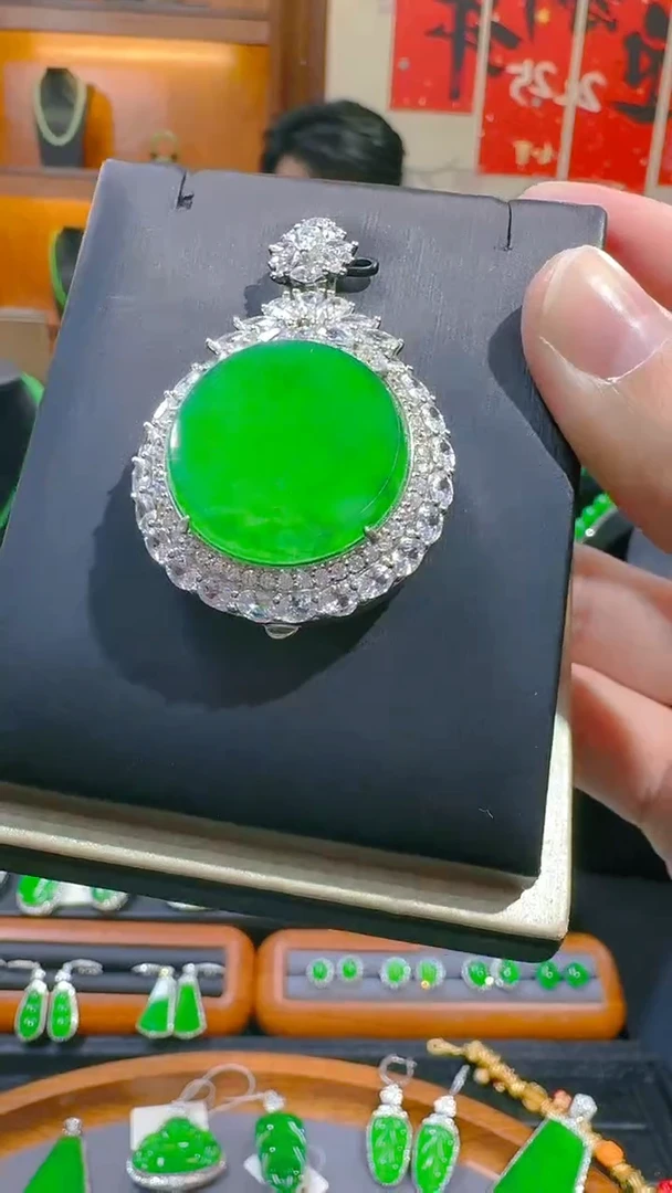 【闪购商品】翡翠吊坠(赠链)银S925镶嵌天然A货翡翠