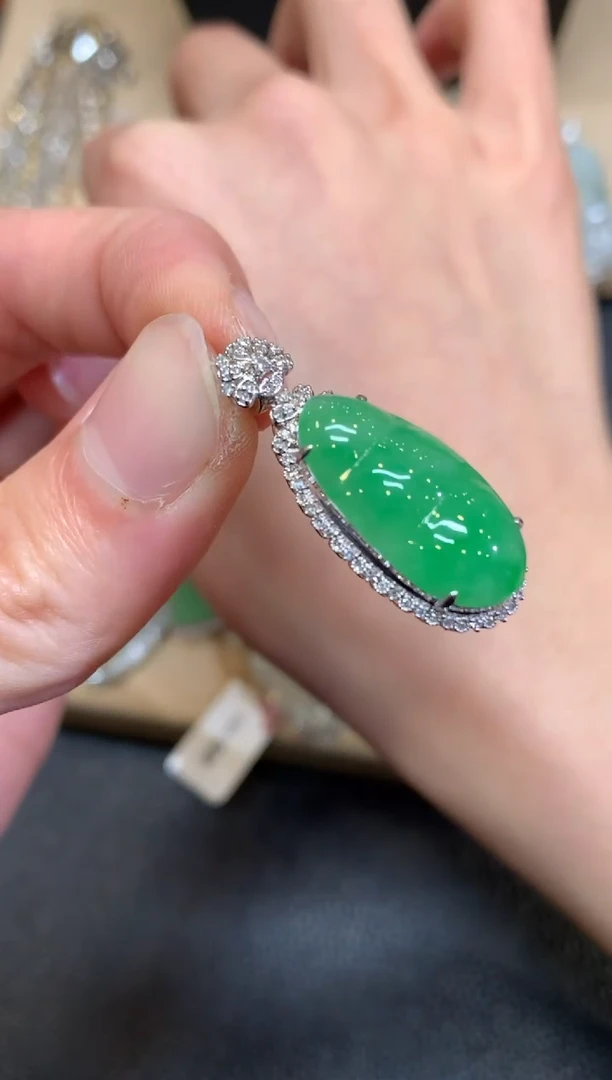 【闪购商品】翡翠颈饰18K金镶嵌福豆【无服务费】