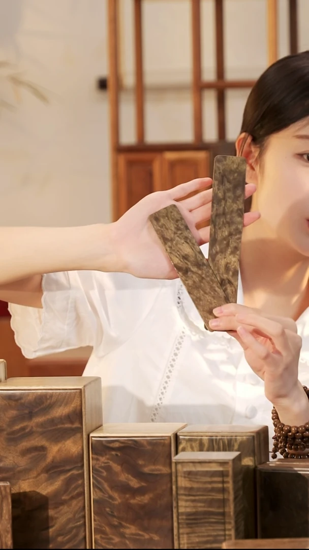 木金丝楠木龙胆纹书签