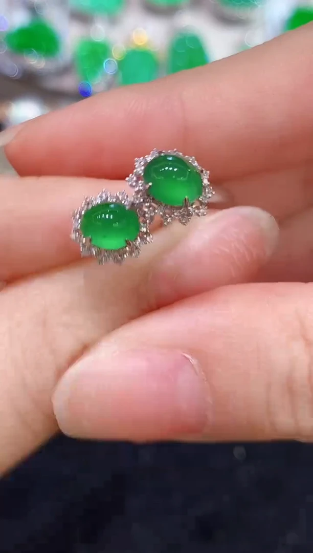 18K金镶嵌翡翠耳饰多样性发其一