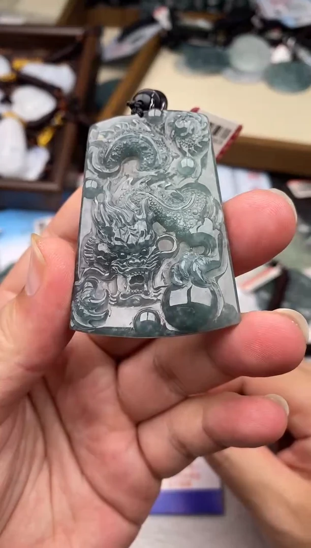 翡翠未镶嵌颈饰•****式多样性发其一