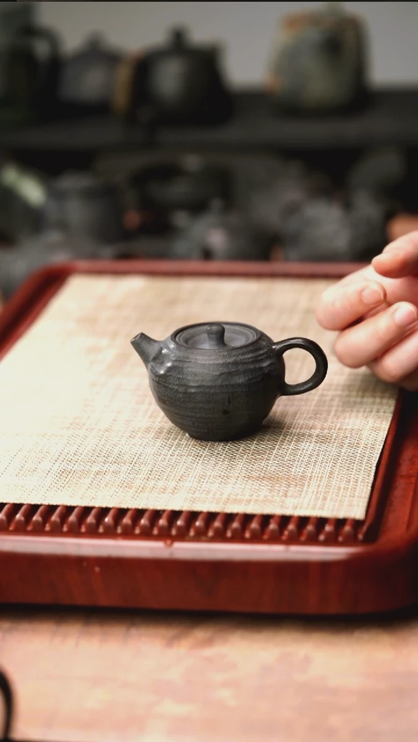 归玉堂冰碛岩重工雕刻蛮石壶150cc