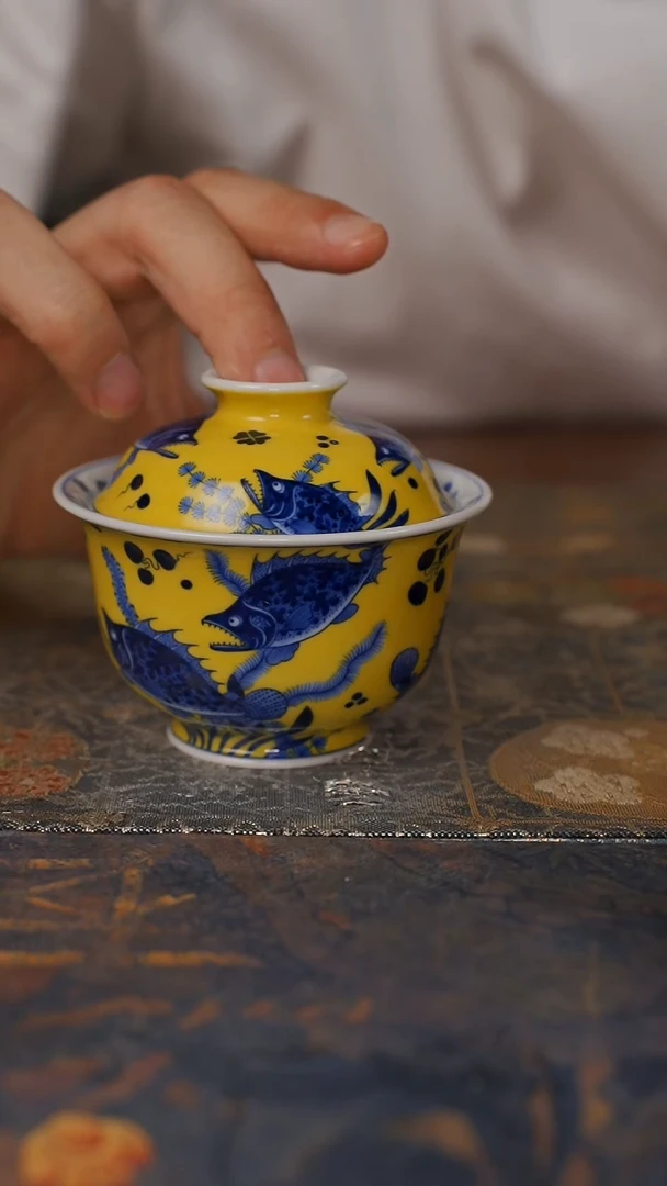 水造青花黄釉鱼藻盖碗