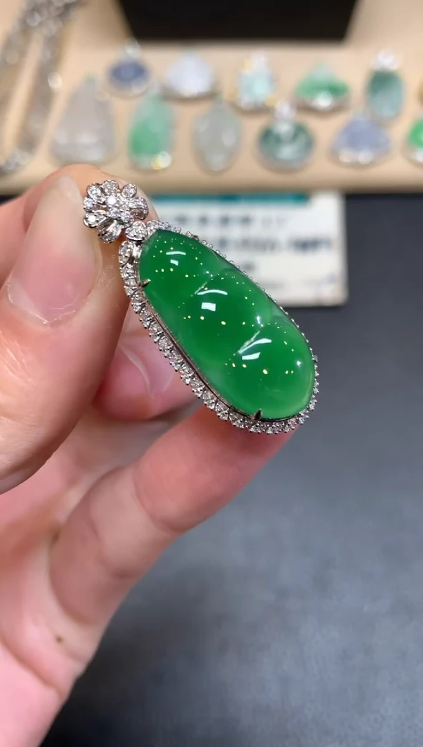 【闪购商品】翡翠颈饰18K金镶嵌福豆【无服务费】