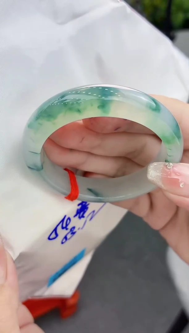 翡翠手镯未镶嵌翡翠手镯