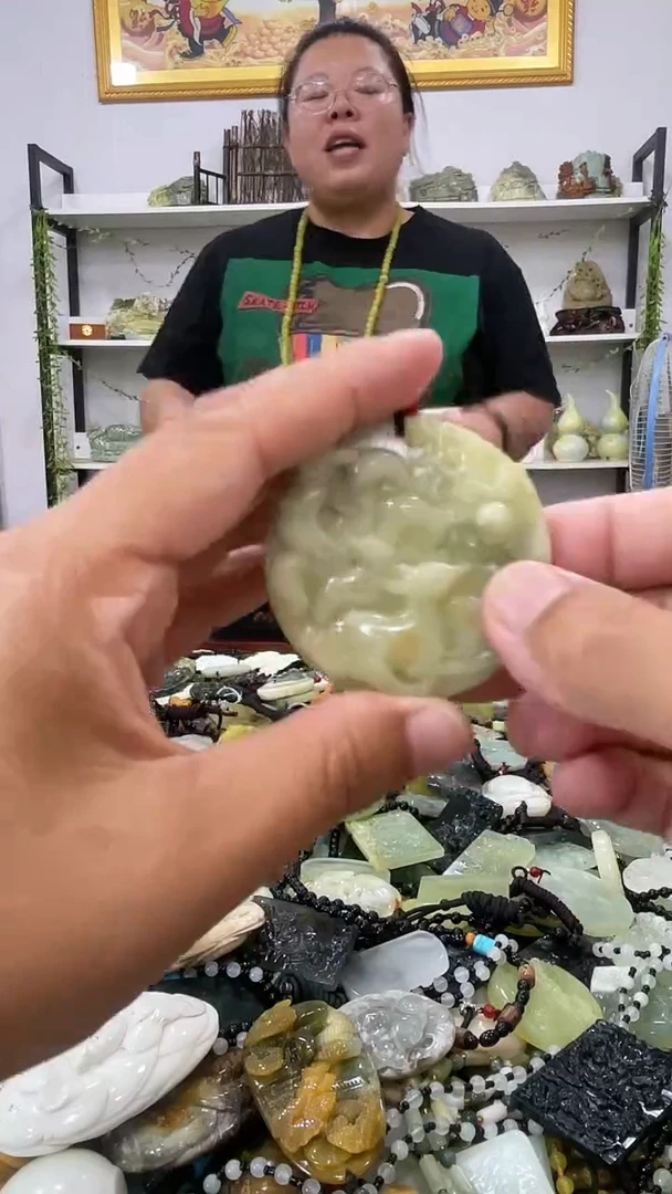 岫玉未镶嵌吊坠
