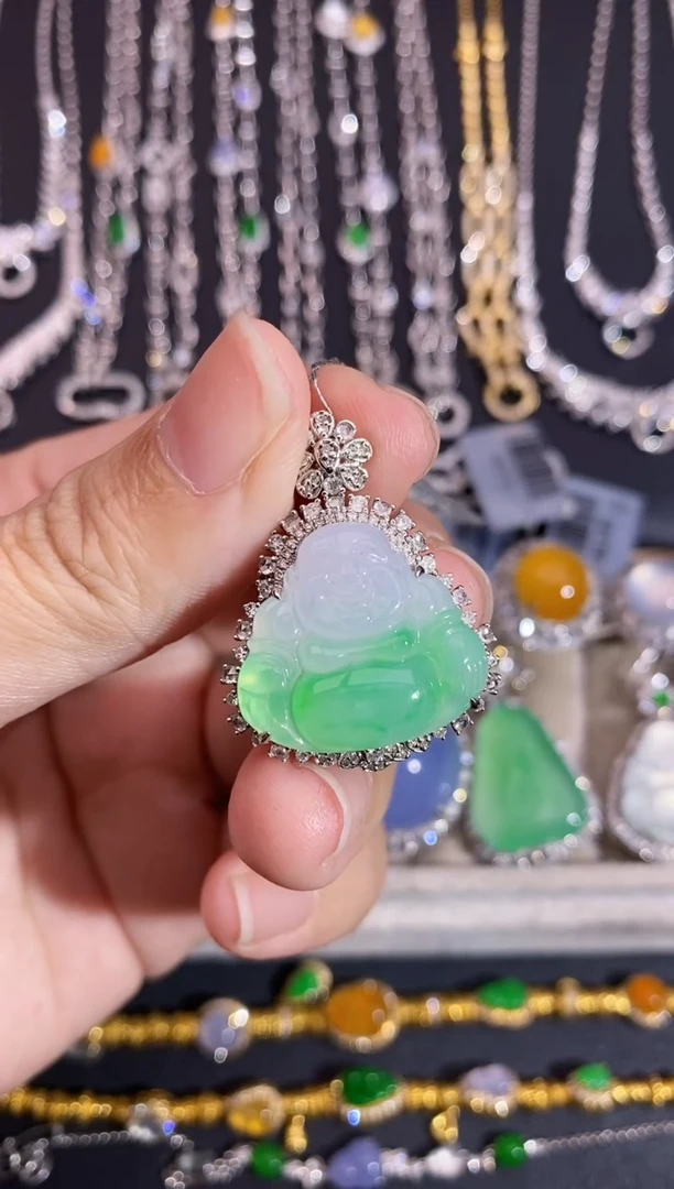 颈饰18K金镶嵌翡翠吊坠