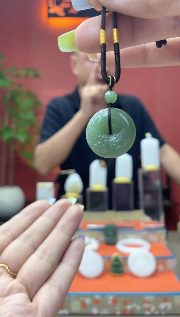 和田玉未镶嵌颈饰挂件